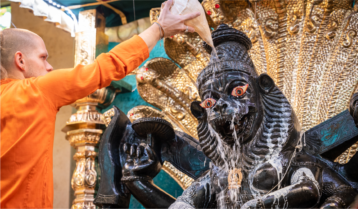 2023-03-07-BM-FullMoon-Abhishekam-Attēla saturs Gita